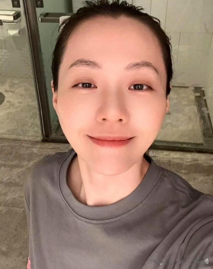 张靓颖大方直面素颜出镜，原生状态格外能打，好皮肤好气色，让人忍不住暗自羡慕又有点