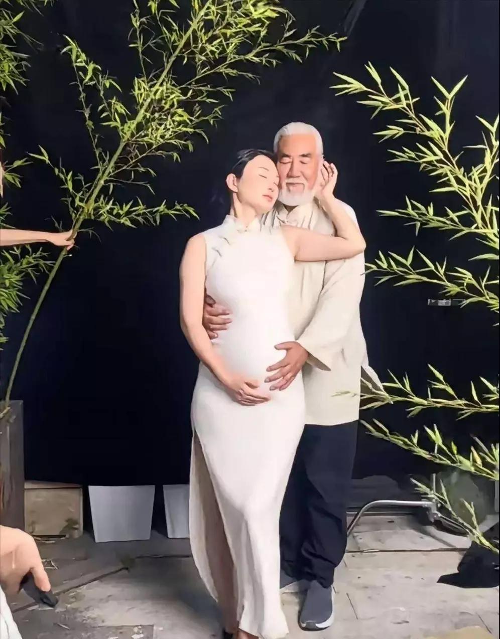 张纪中搂着岳母拍照这事，75岁的他搂着63岁岳母笑得灿烂，旁边44岁的妻子杜星霖