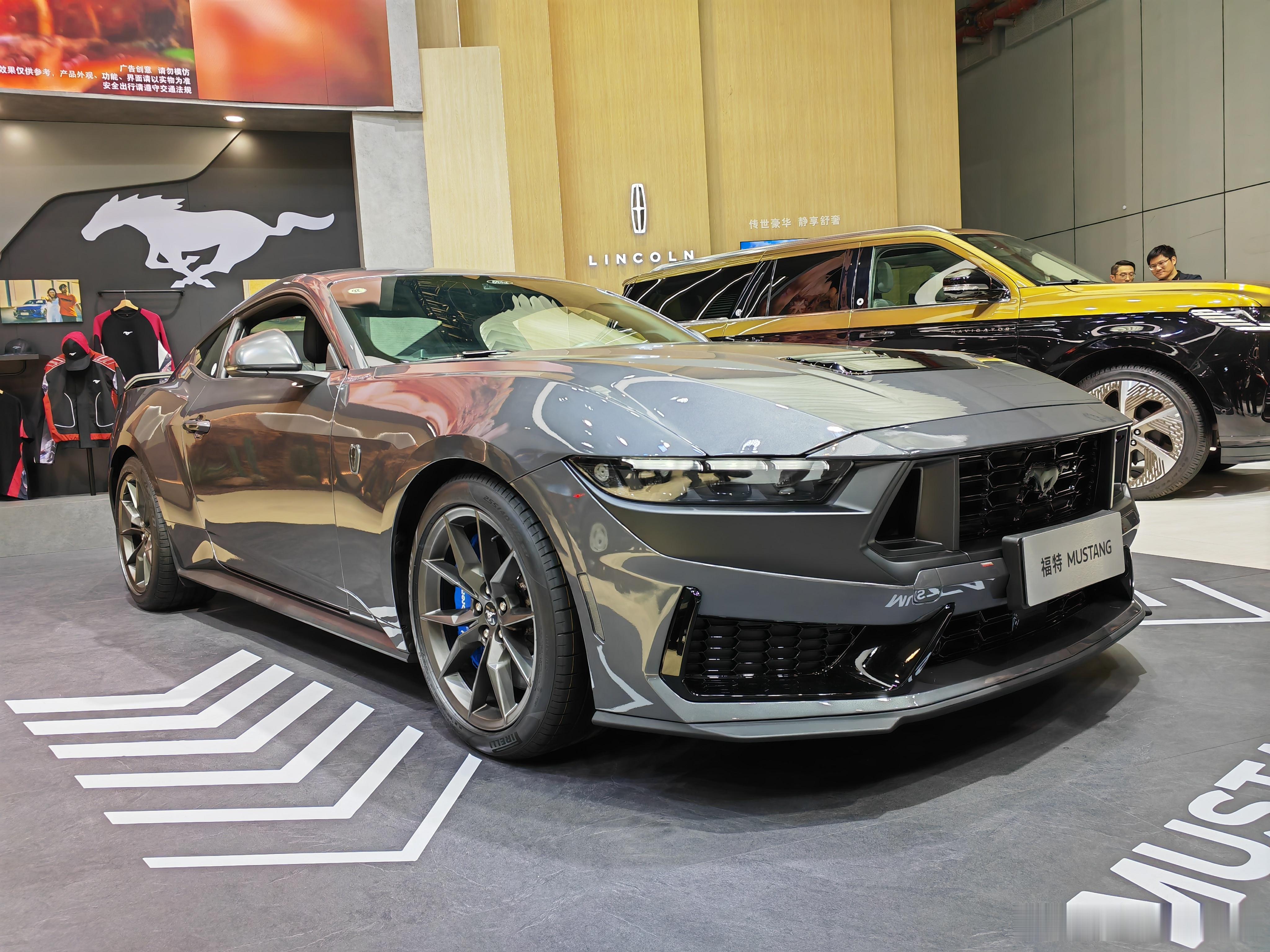 福特MustangDarkHorse亮相进博会作为福特Mustang家族的性能