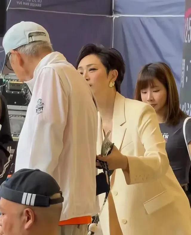 港姐陈法蓉真的是个大孝女，经常带着父亲外出游玩和参加活动，老父亲虽然头发胡子都花