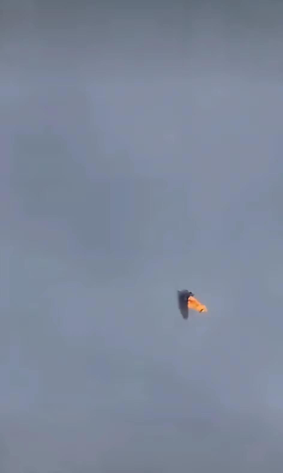 ​看到俄军的天竺葵无人机被击落下来，乌克兰军队拍手叫好，可是这时候他们也笑得不是