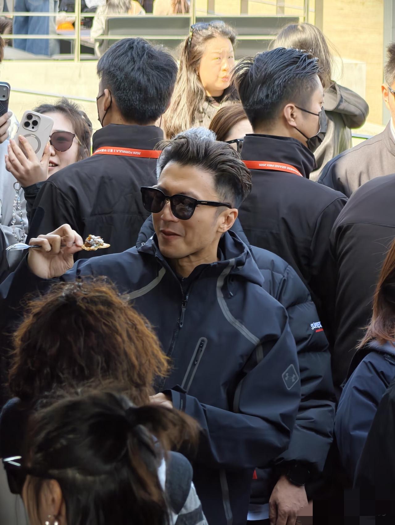 谢霆锋不容易，看赛车憔悴成这样，头发像是一星期没洗了!3月14日，谢霆锋现身