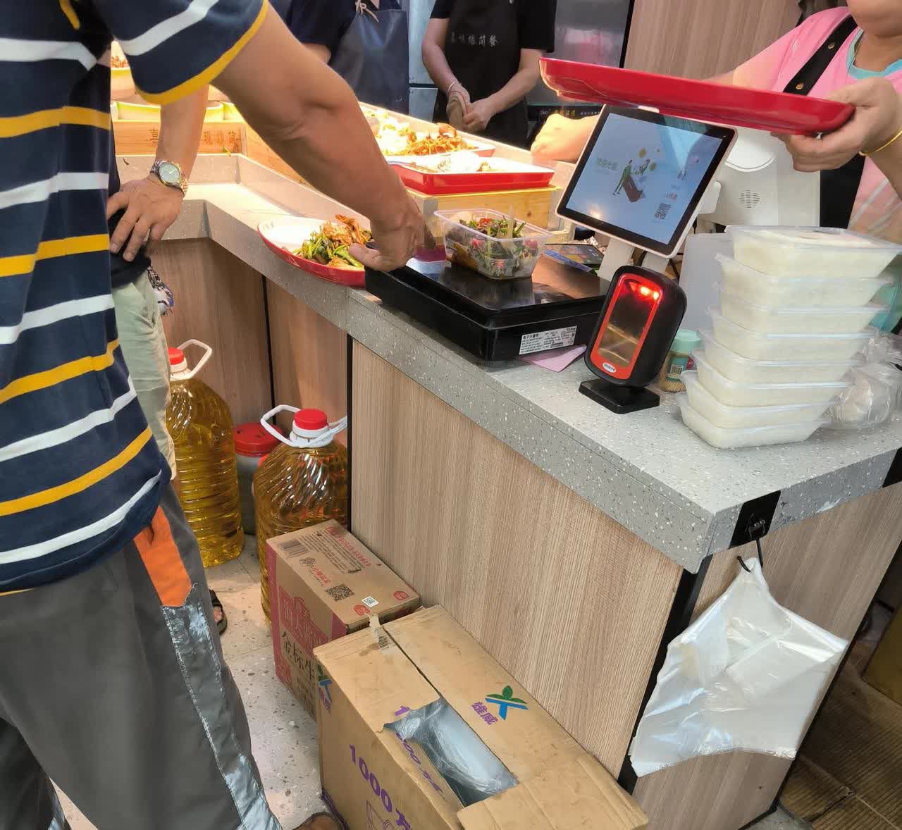 男子如此做法，想必是同行嫉妒这家饭店生意好，想来闹点事，生点事的吧！今天中午