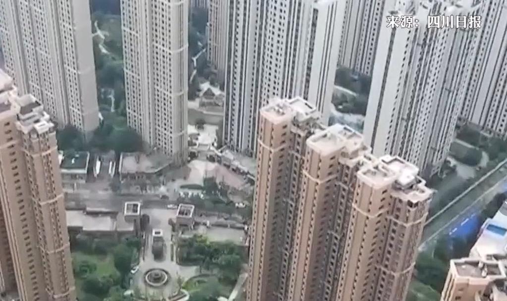 “悲剧还是发生了！”四川筠连，一小区楼下正在办丧宴，9楼住因违规砸飘窗，电锤一阵