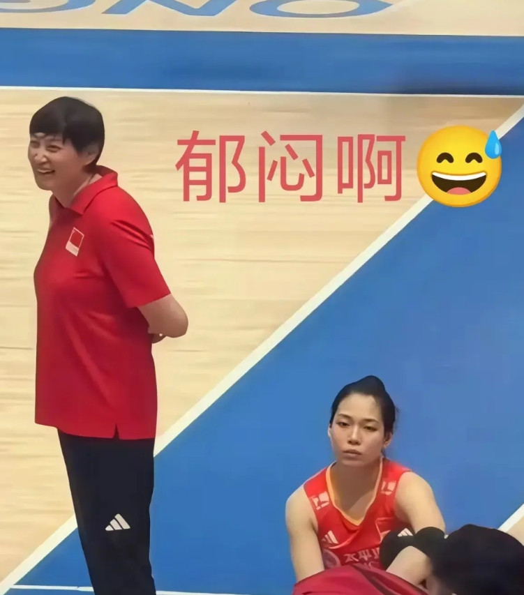 再谈大侠庄宇珊，当我看到图一的时候真心的心痛了，这是中日女排赛后的抓拍，议论她身