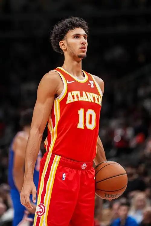 里萨谢是一点状元心气都没有老鹰惜败公牛队，老鹰队去年的状元秀里萨谢上场首发上