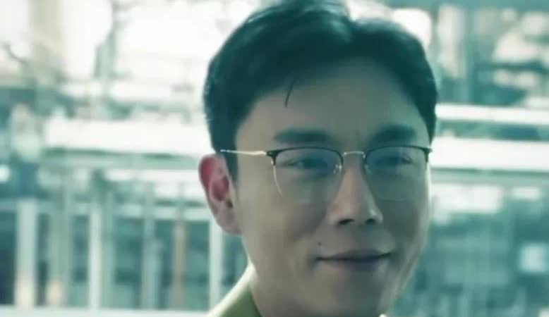 《扫毒风暴》，两年后，卢少骅改名李木青，在绿藤市开了一家保健品加工厂。两