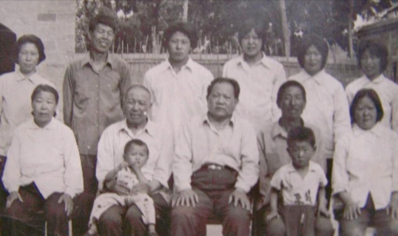 1962年，卫士长李银桥要去地方工作，临别时伟人为他题了《长征》诗手迹。到天津后