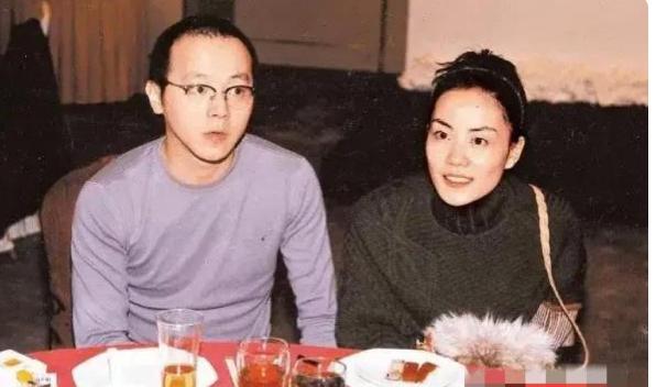 1996年王菲跟窦唯说“窦哥，我有你的娃了”，结果窦唯回她：“咱俩吃住都不一