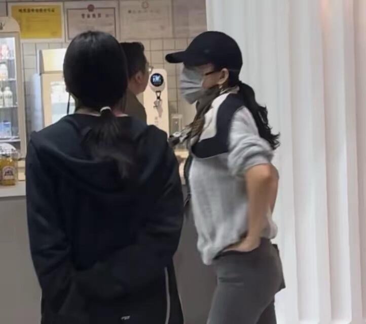 章子怡带女儿阿那亚度假，醒醒背影好像她​​​