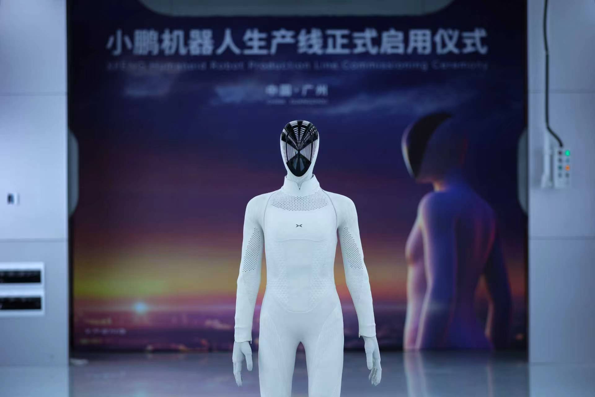 #小鹏第一位机器人自己走下产线#今天小鹏这条消息真的很有冲击力，第一台高阶人形机器人，完成自动化总装