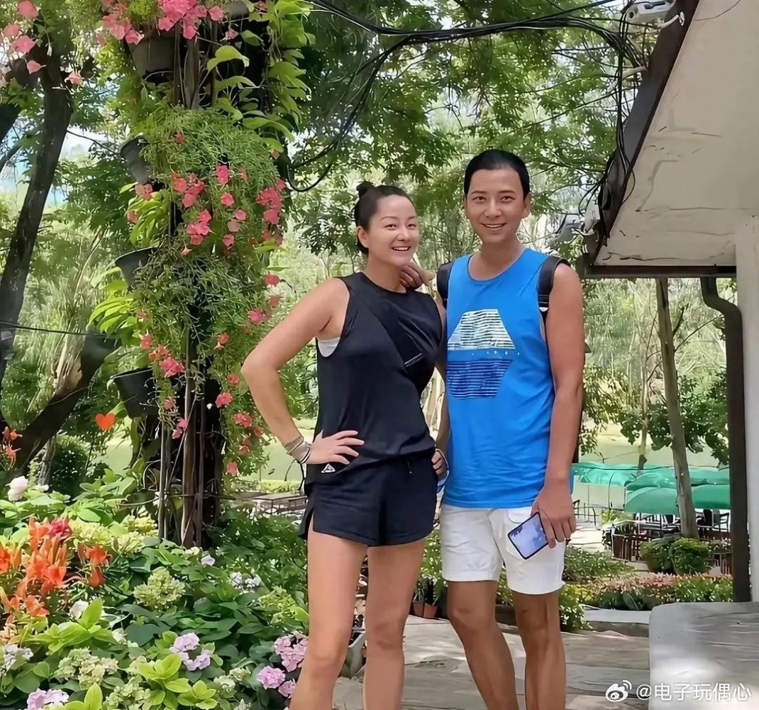 这是瞿颖在清迈和机长的一张合影，两个人身材都很高挑