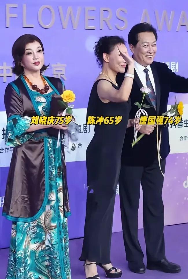 百花奖台上，75岁的刘晓庆几句大白话直接扯下了内娱的遮羞布。46年前拍《小花