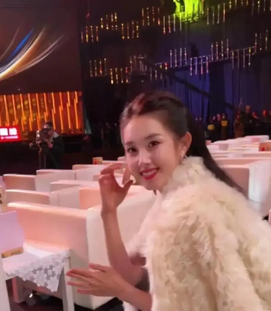 短剧行业狂奔47%，她却靠“蹲下”赢了。《唐宫夜宴》分账破4000万，豆瓣