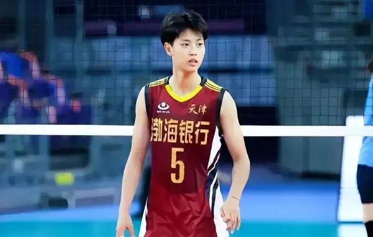 22岁成老将，天津女排换血太狠夏思佳拦网一出手，球砸地板那声闷响，观众席直