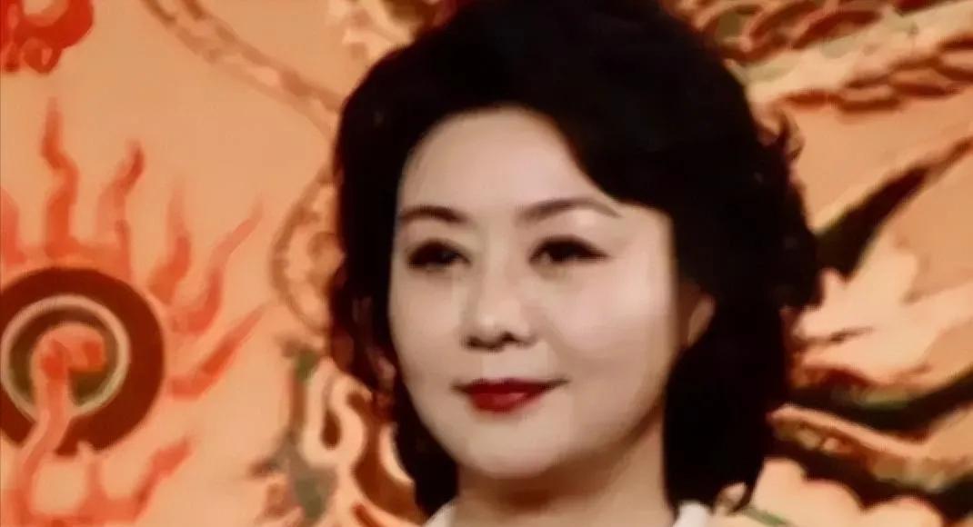 59岁“未婚未育”的李胜素，活成人生赢家！她是响当当的“京剧第一美人”，梅派扛