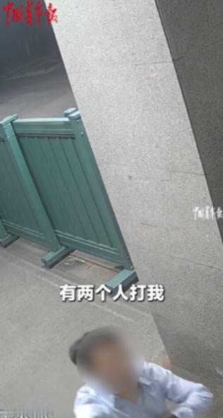 没见过这么嚣张的！四川一男子深夜遭追打，拼命逃到武警营门求生。追兵竟死咬不放，一