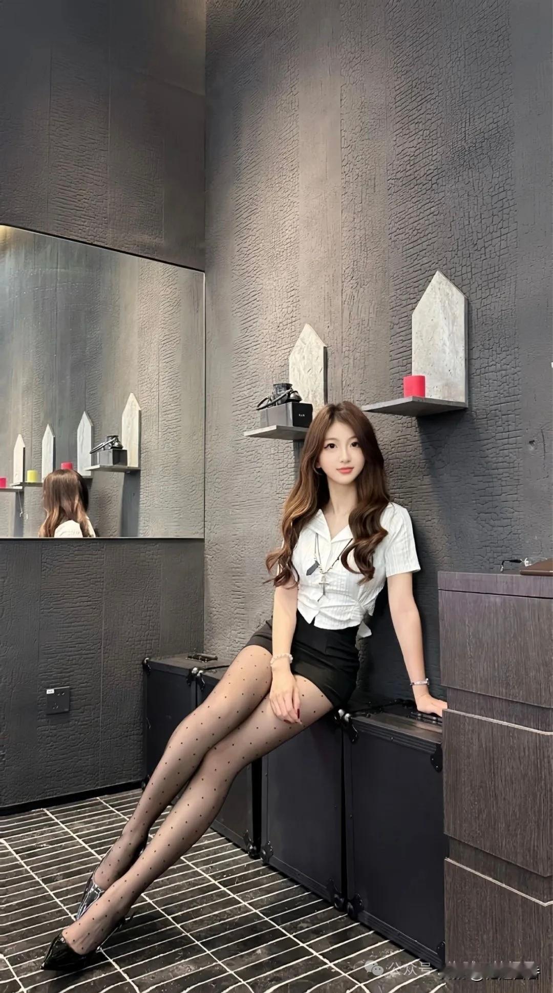 秘书装端庄而不失自然，这老板可真会选秘书！