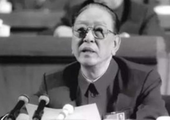 1969年，耿飚意外发现中国援阿尔巴尼亚的大量化肥被随意堆放在田间地头，任凭日晒