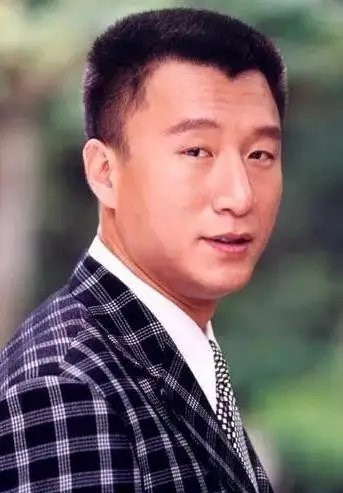 2002年，孙红雷向丁嘉丽提出分手。没多做解释，大意就是两人并不合适。丁嘉丽没有纠缠闹腾，她心里透亮