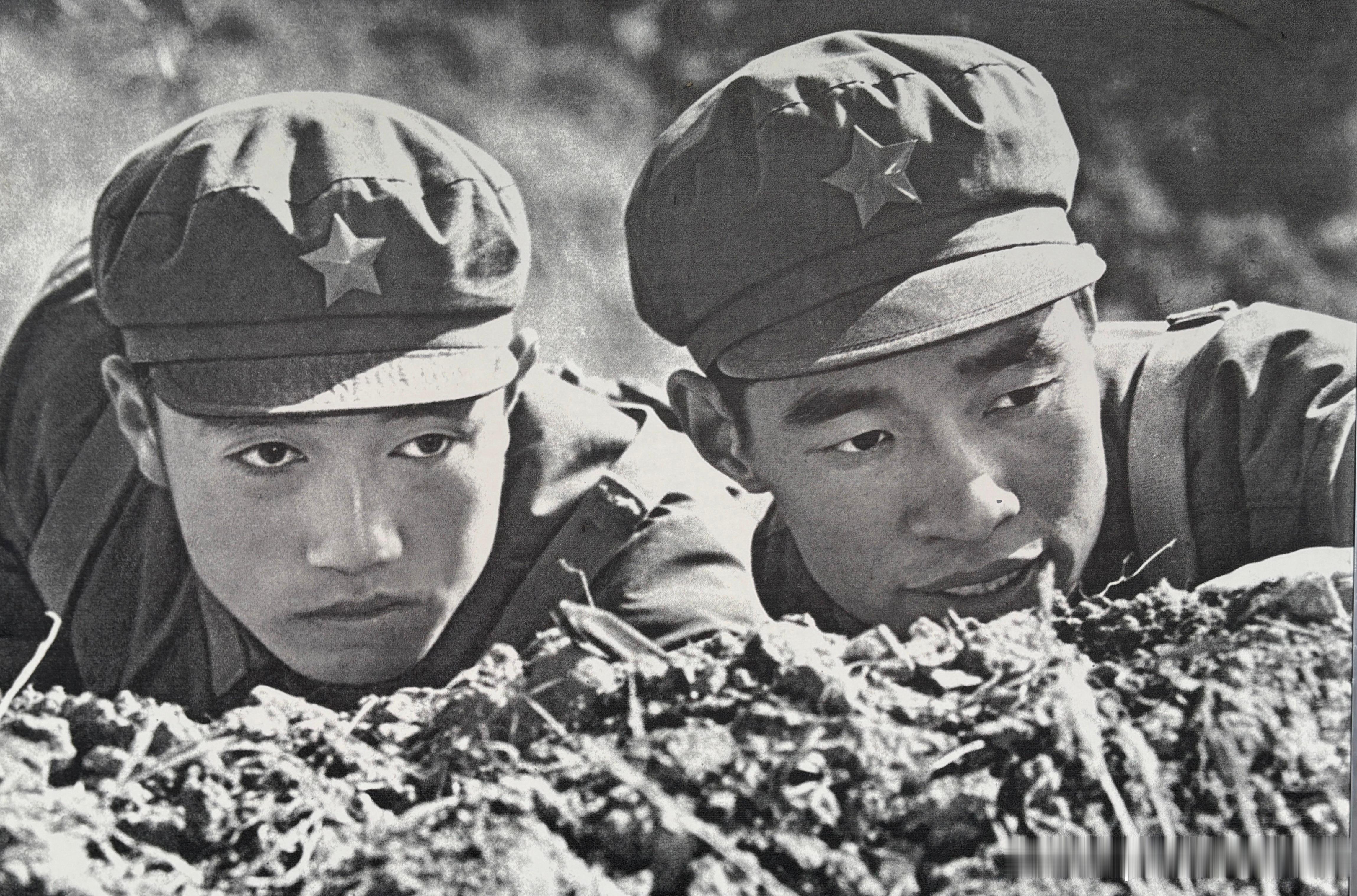 1962年11月16日瓦弄反击战中，54军130师390团五连九班班长陈代富（右