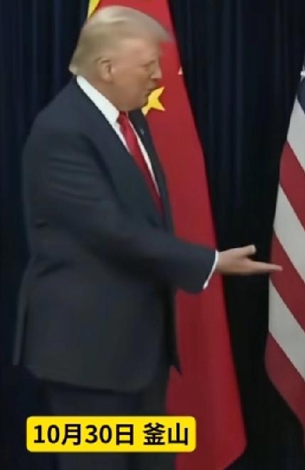 老特对会晤很重视，地点在机场，从住宿酒店过去的，提前抵达会场，在会议室提前10秒