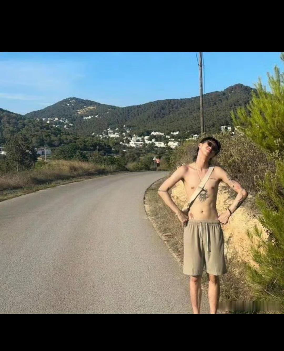 伊能静儿子去年出国旅游时晒出的自拍照，看这孩子活的真随意，不是穿女装就是光膀子！