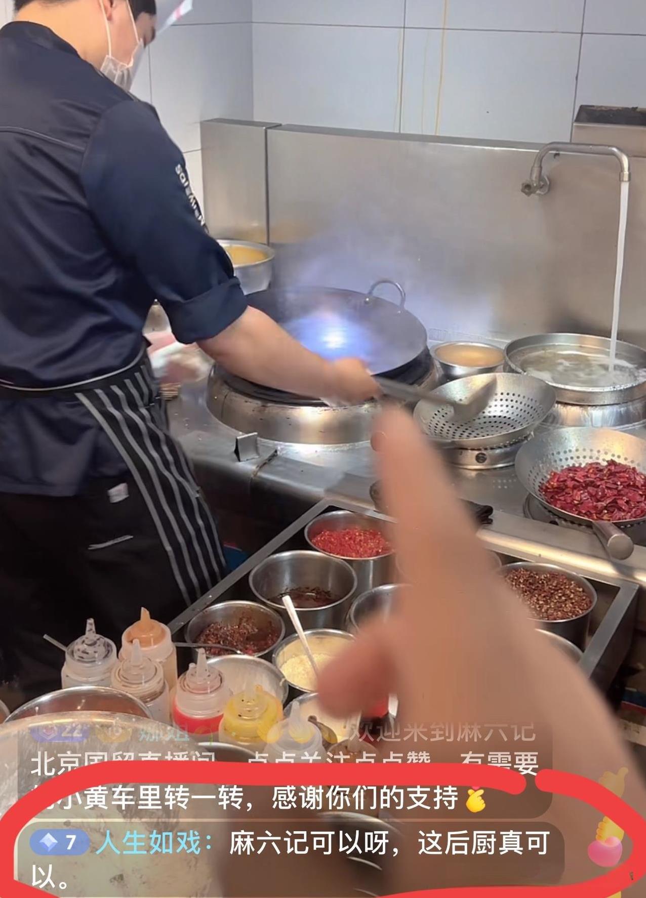 今天张兰的几个店火力全开啊！每一家都开启了后厨直播！把主播忙的不轻，每次从厨房