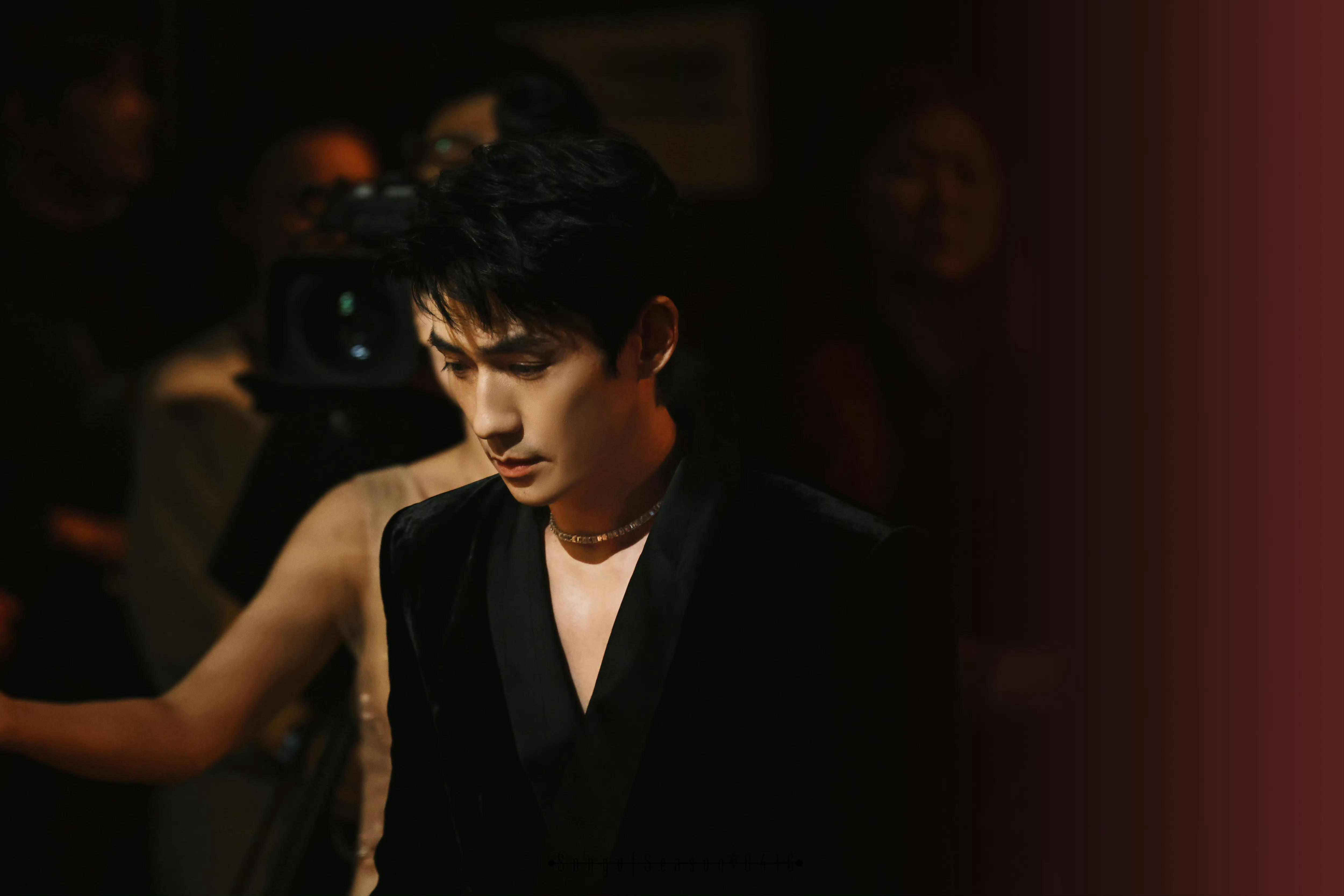 深V黑西装朱一龙