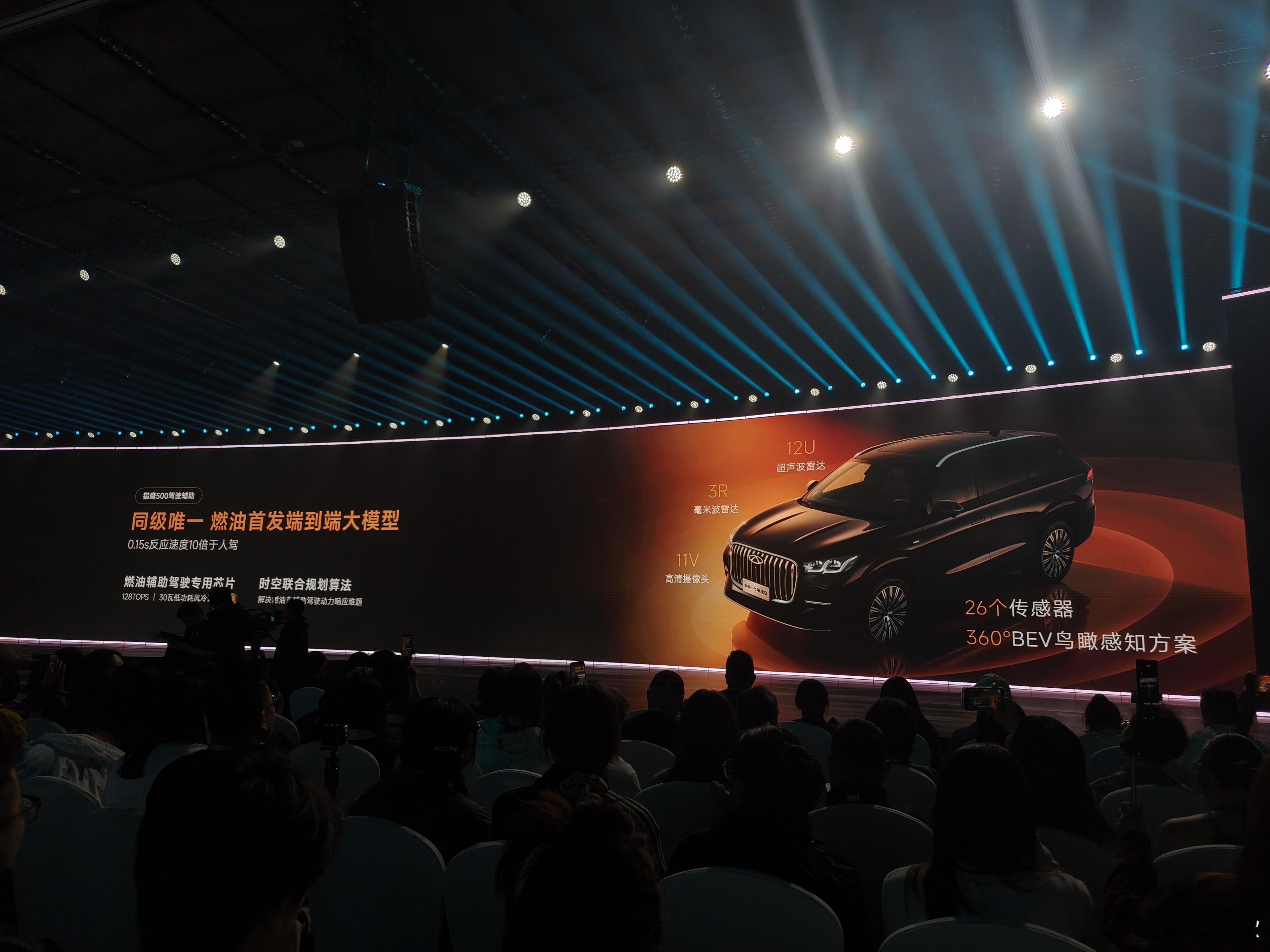 最近大家挑大尺寸SUV，目光基本都被各类增程新能源车牢牢吸引，下意识就觉得燃油车