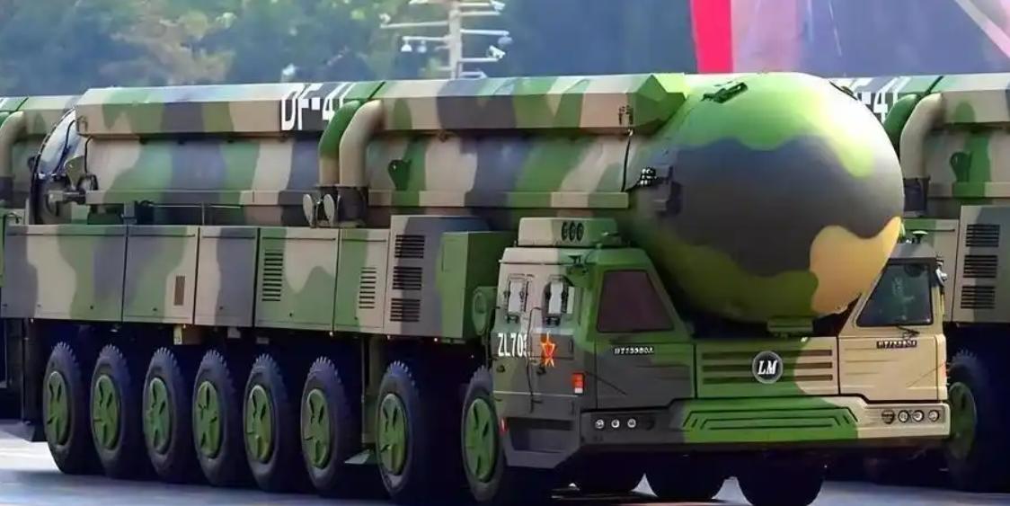 你觉得东风41能击沉一艘航母吗？为何可怜的“台独”蛙蛙还执迷不悟，觉得美国能和咱