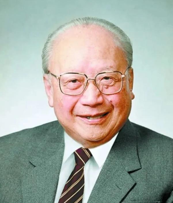 1982年北京，原本谈笑风生的邓小平突然沉下脸来，声音严肃地说：“全中国，只有他