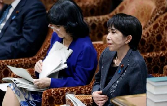 快讯！快讯！ 12月10日下午，高市早苗终于挺不住了。她在众议院预算委员会上