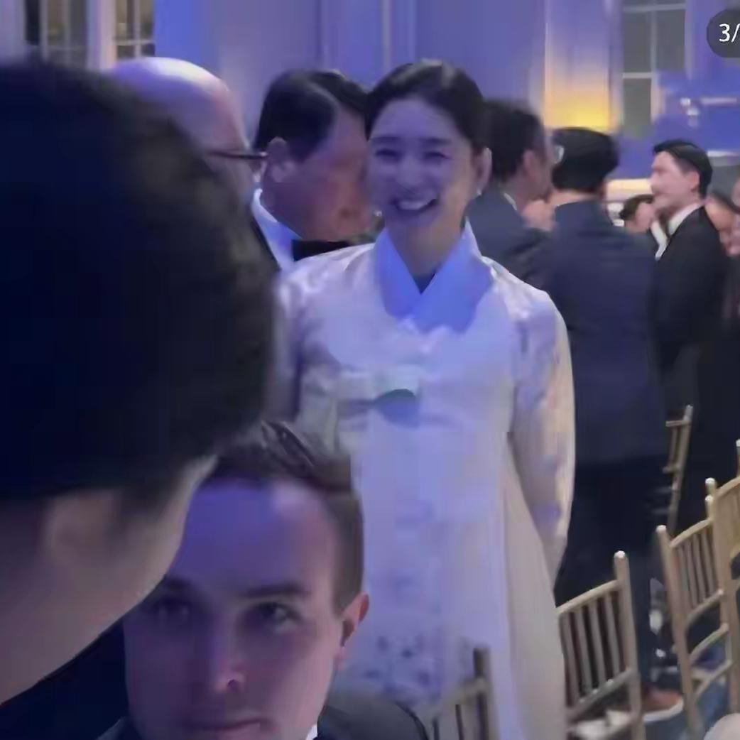 说实话，一开始真没认出来这是韩国天价离婚案的主角之一金熙英，换上韩服的她简直太