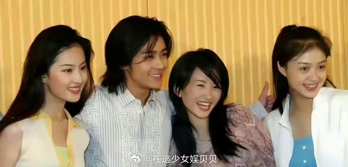 拍这些照片时蒋欣19岁，刘亦菲15岁，简直是出水芙蓉，好美