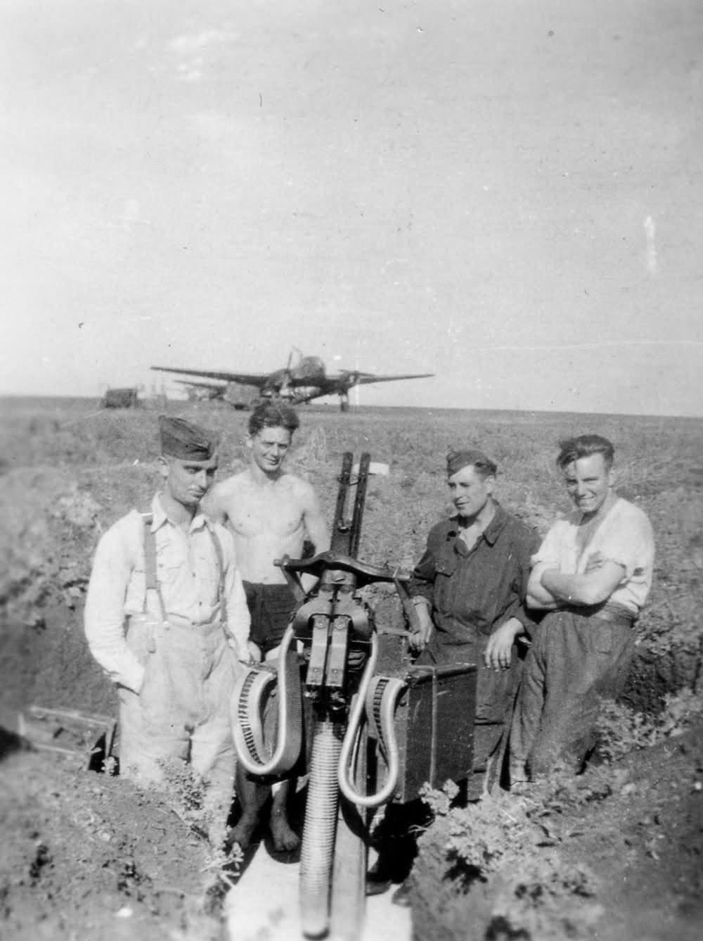 二战时期，德军国防军士兵在野战机场与一挺7.92毫米MG-81Z双联装机枪