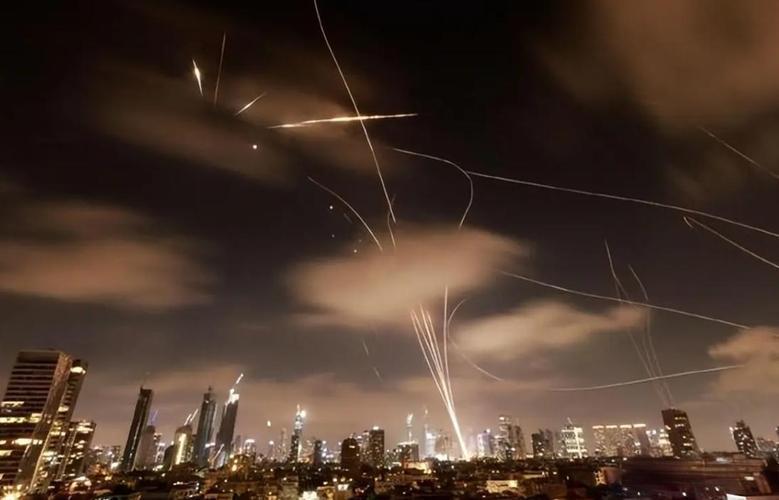 伊朗导弹锁定内塔尼亚胡办公室，伊朗终于听劝了！3月2日，伊朗点燃了一枚“海巴尔