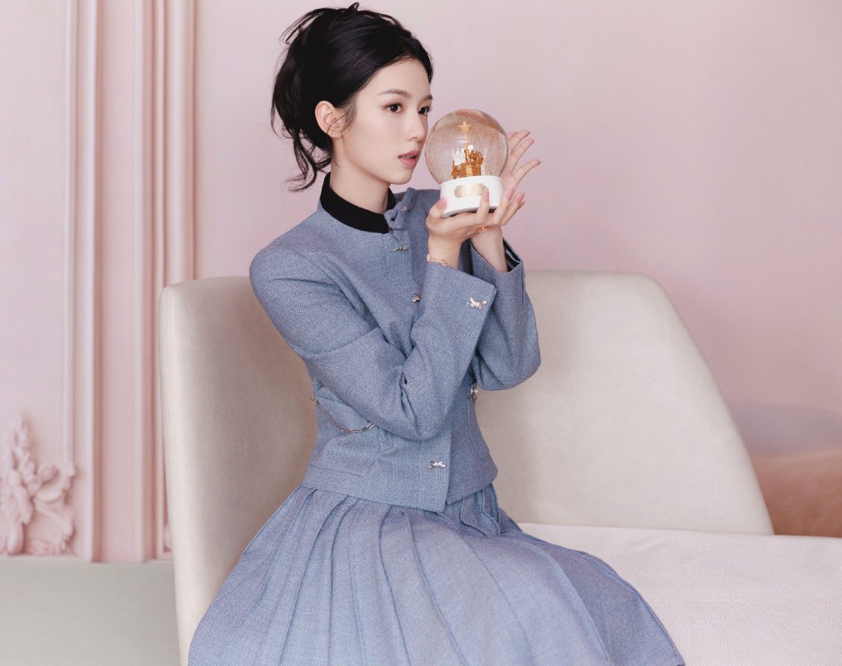 周也豪门大小姐一次活动造型，让“豪门大小姐”成为网络热议关键词。这既源于演员自