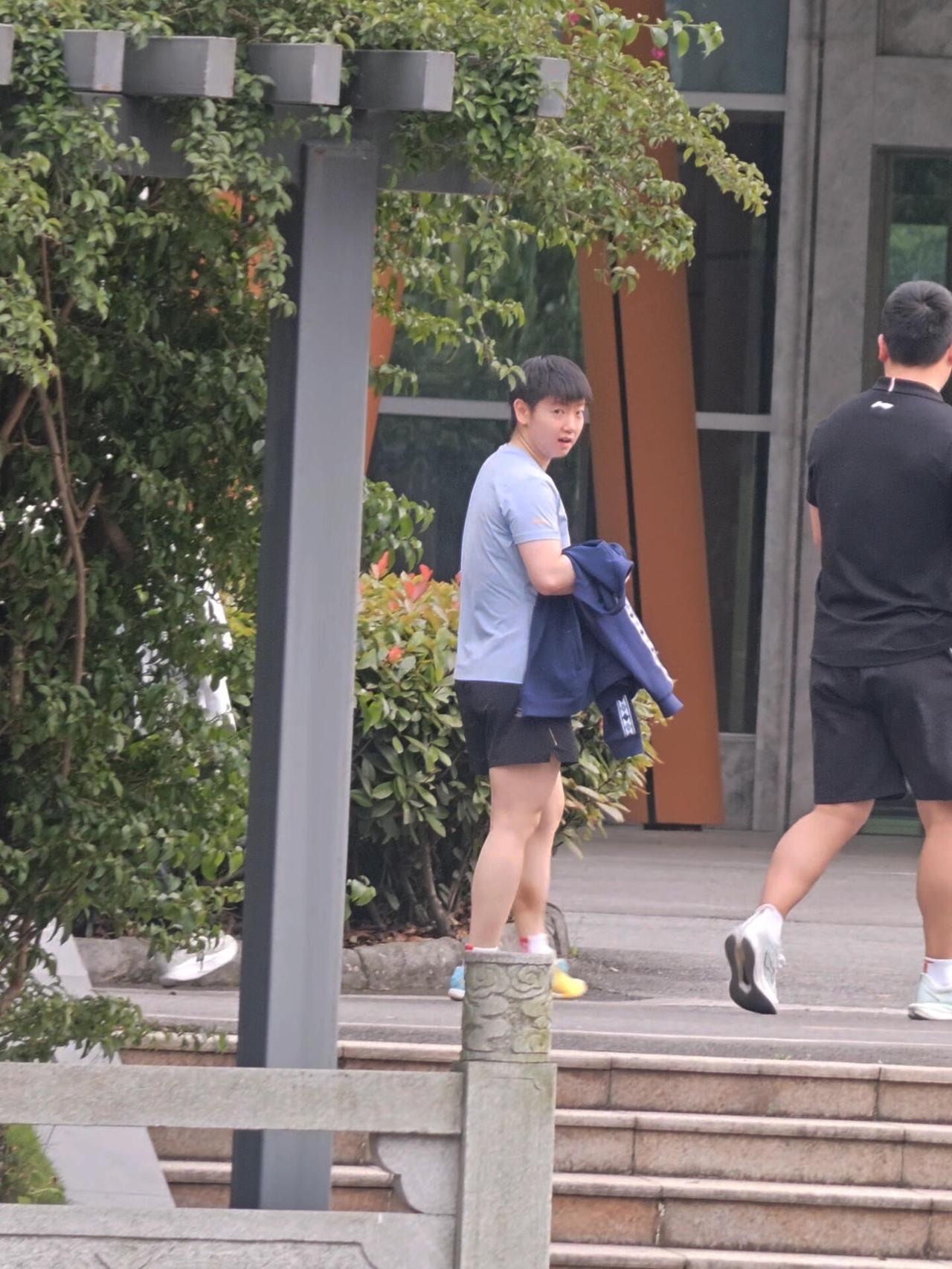 莎莎身边一直有大人陪，不孤单，莎莎是话唠，这次真没聊一路，四处张望，看看！阳光