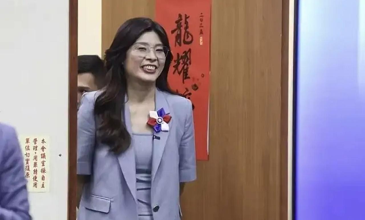 北京耐心耗尽！郑丽文“暗独”+赖清德“明独”，两线夹击真当大陆好拿捏？北京的