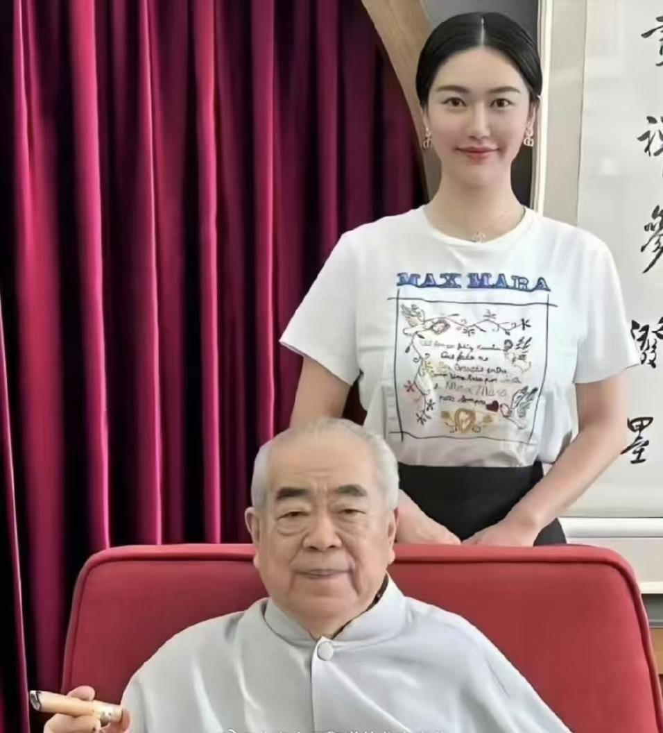 范曾娇妻徐萌的忍耐力，足以写一部励志小说。武大毕业的她，放着好好的主持人不做，辞