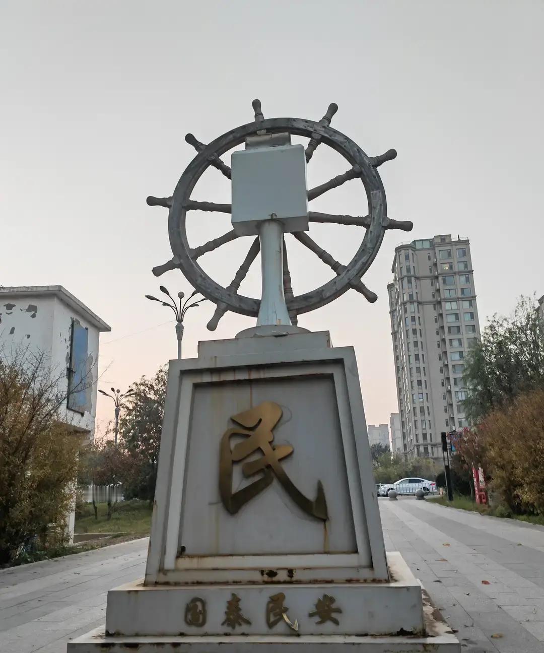 我认识一个特别有个性的女人。现在她快四十了，家里两个孩子上学，男人常年外地