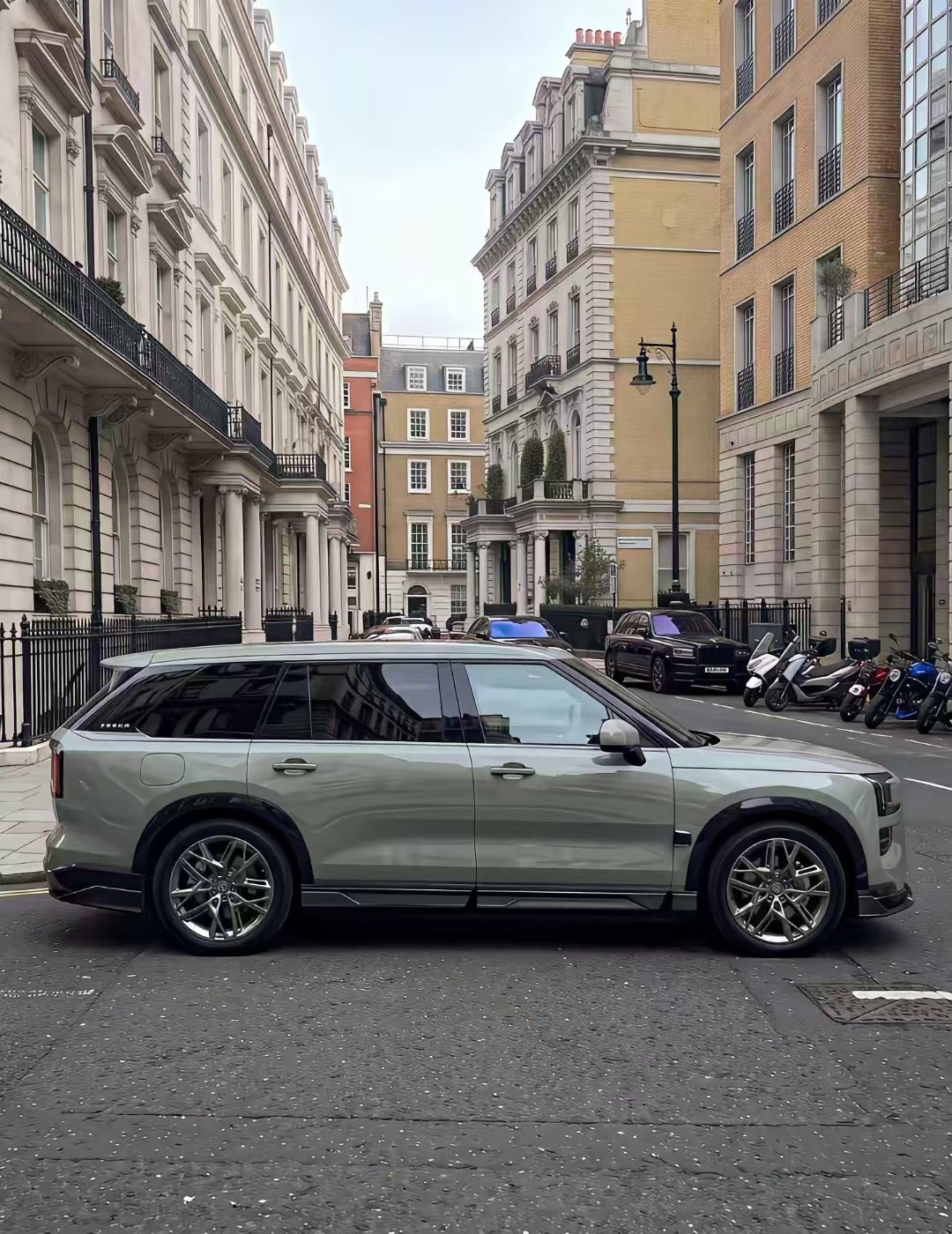 说实话，极氪9X在国外的口碑非常好，欧洲的街道，中东，很多都可以看见，但是量不多，属于高端货。中国香