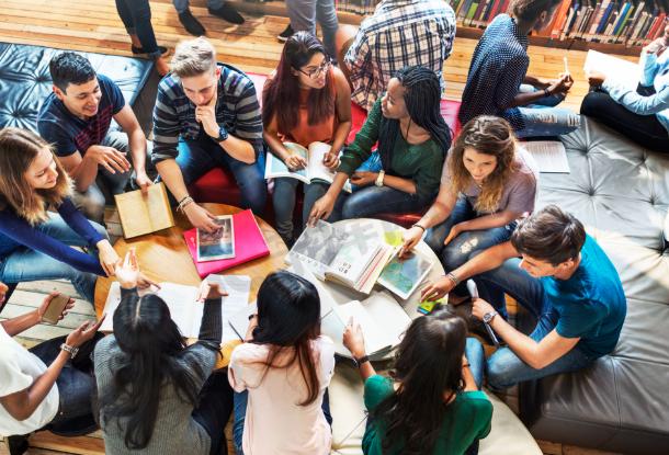 部分留学生的反华情绪为何越来越严重？或许因为好不容易和白人混在一起，结果发现白人