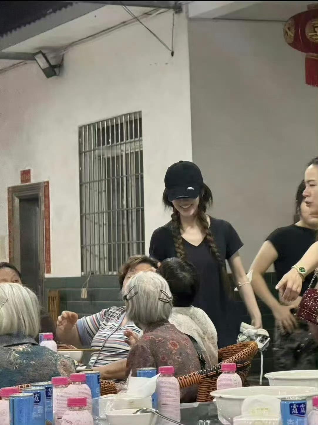 赵露思奶奶生日快乐👵🏻我露昨天是红毯大明星今天无缝切换成奶奶的双马尾乖孙