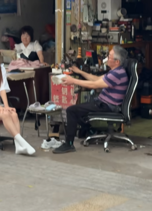 再不走我估计大爷要躺下了！