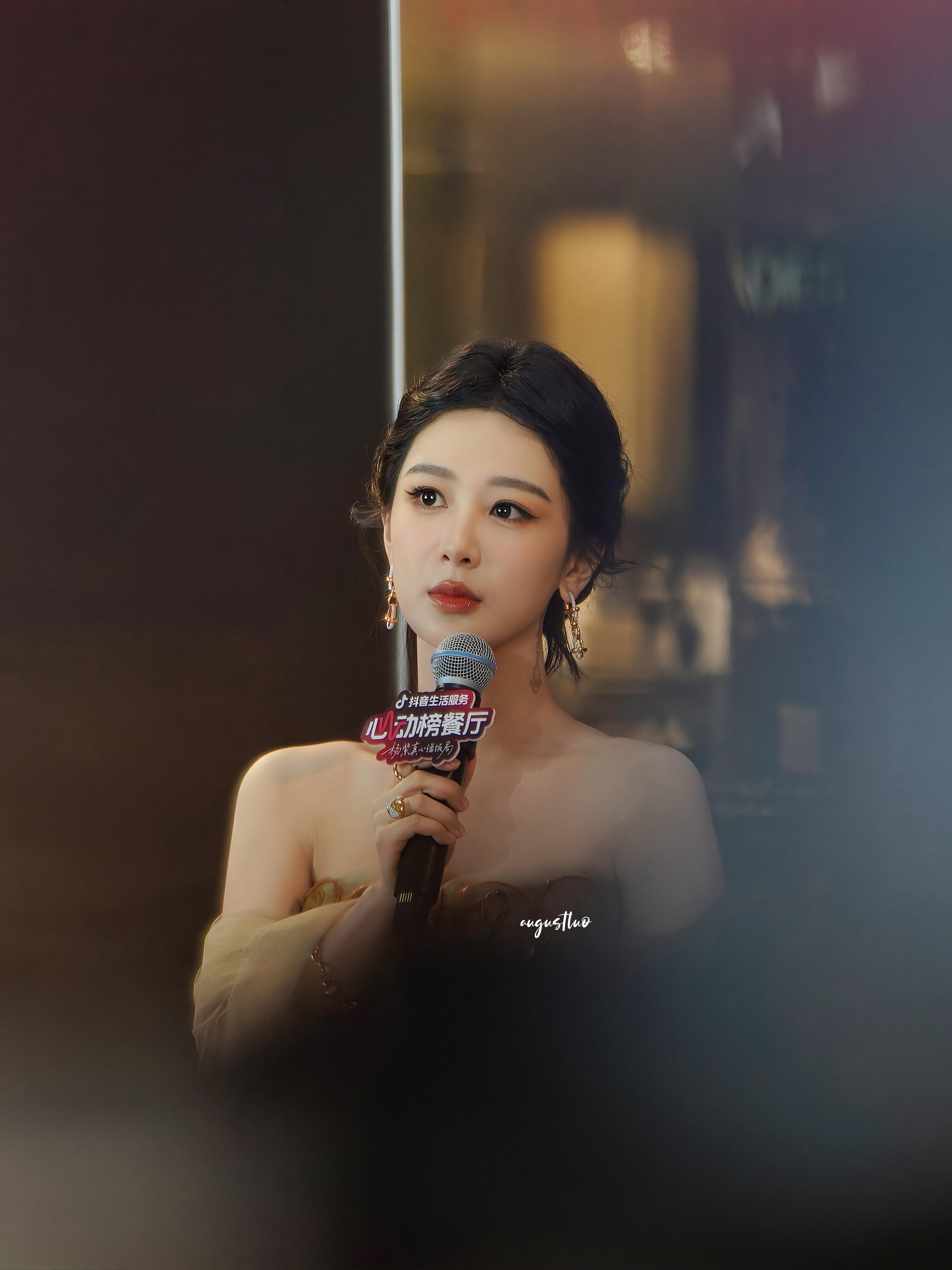 杨紫金色闪钻高定杨紫眼睛里有星星