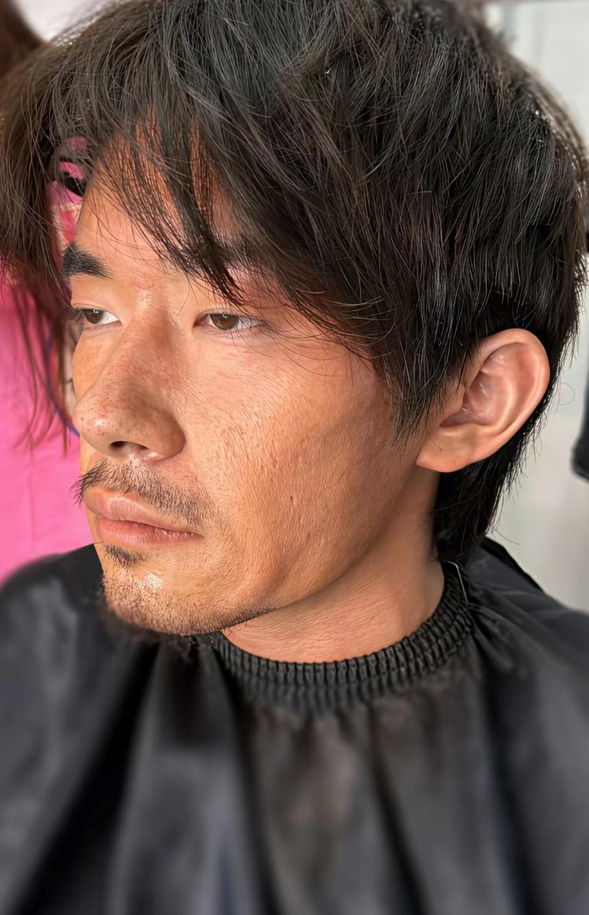 易烊千玺这状态，真让人看了揪心。25岁的年纪，本该是眼里有光、笑起来能晃到