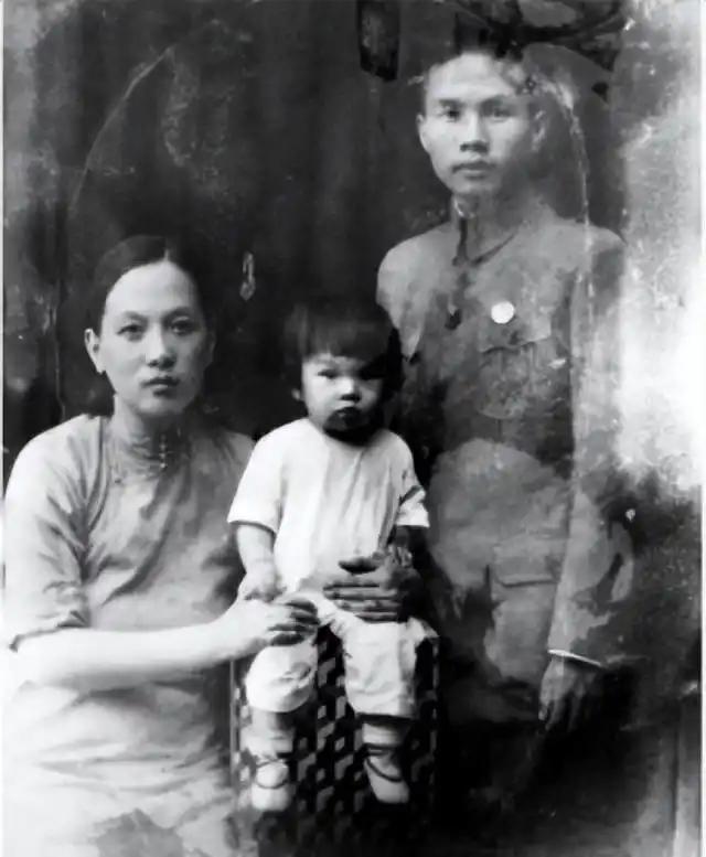 1948年，丈夫突然消失了。没有留下一句话，没有留下一封信。妻子等了一年