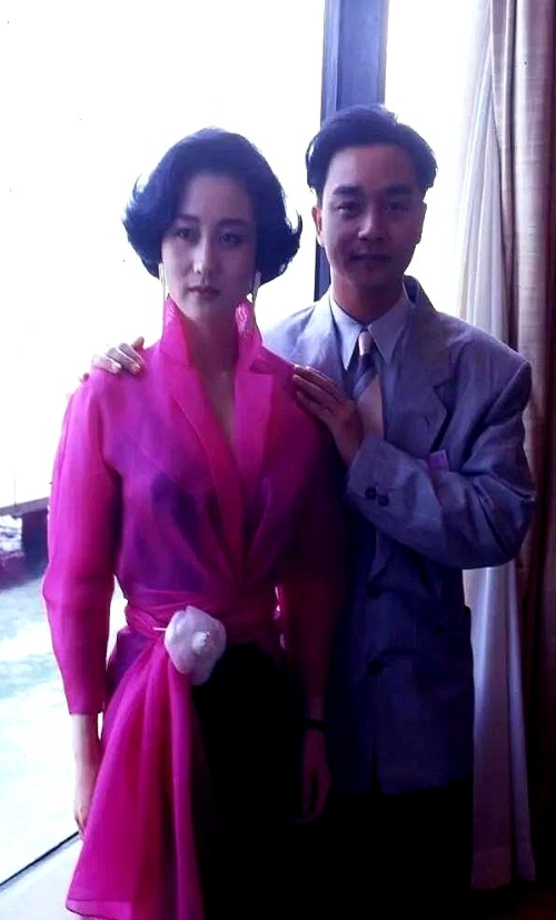 当众出丑时，谁拉她一把？利智脸上全是奶油，镜头还在追拍。张国荣两步冲过去